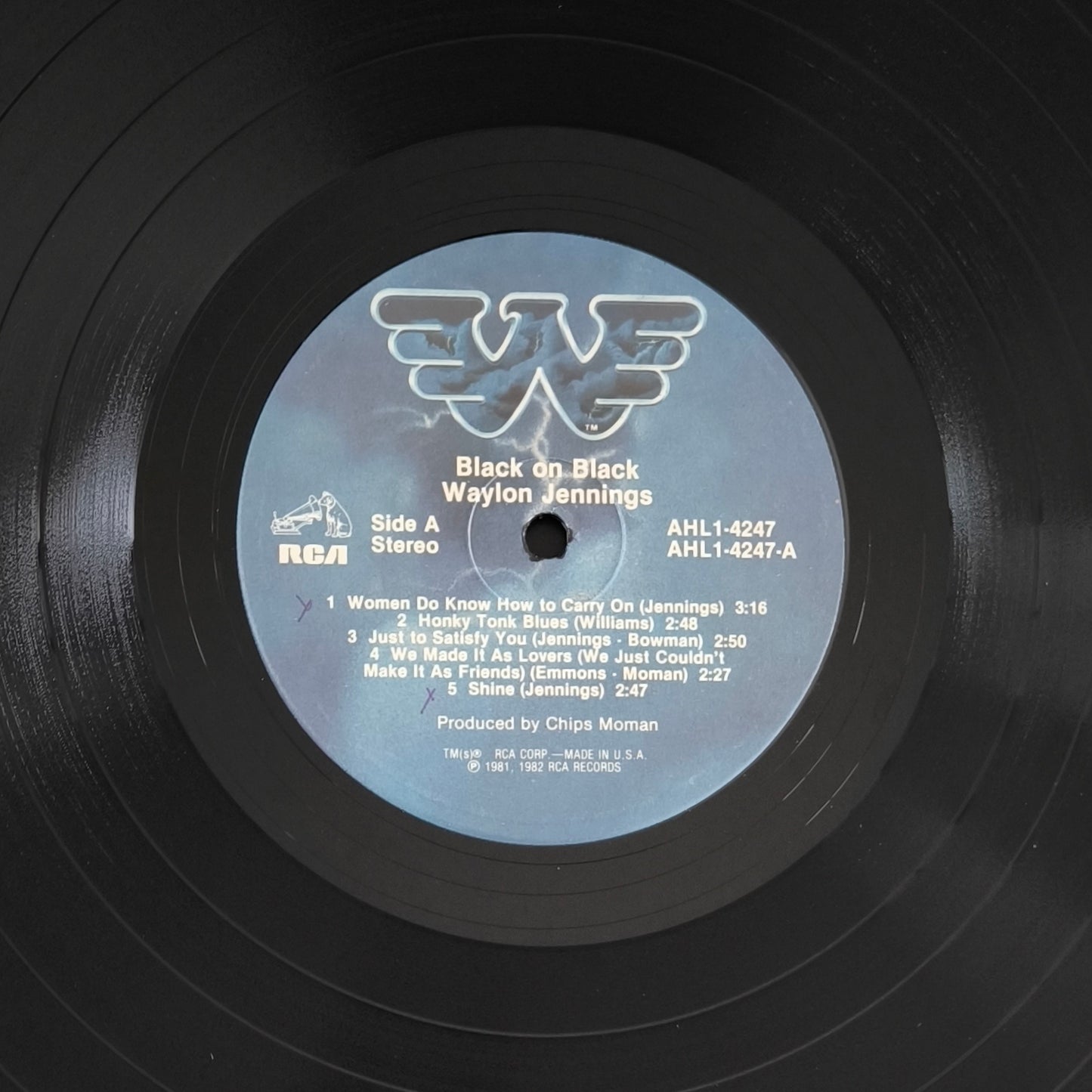 WAYLON JENNINGS - Black On Black