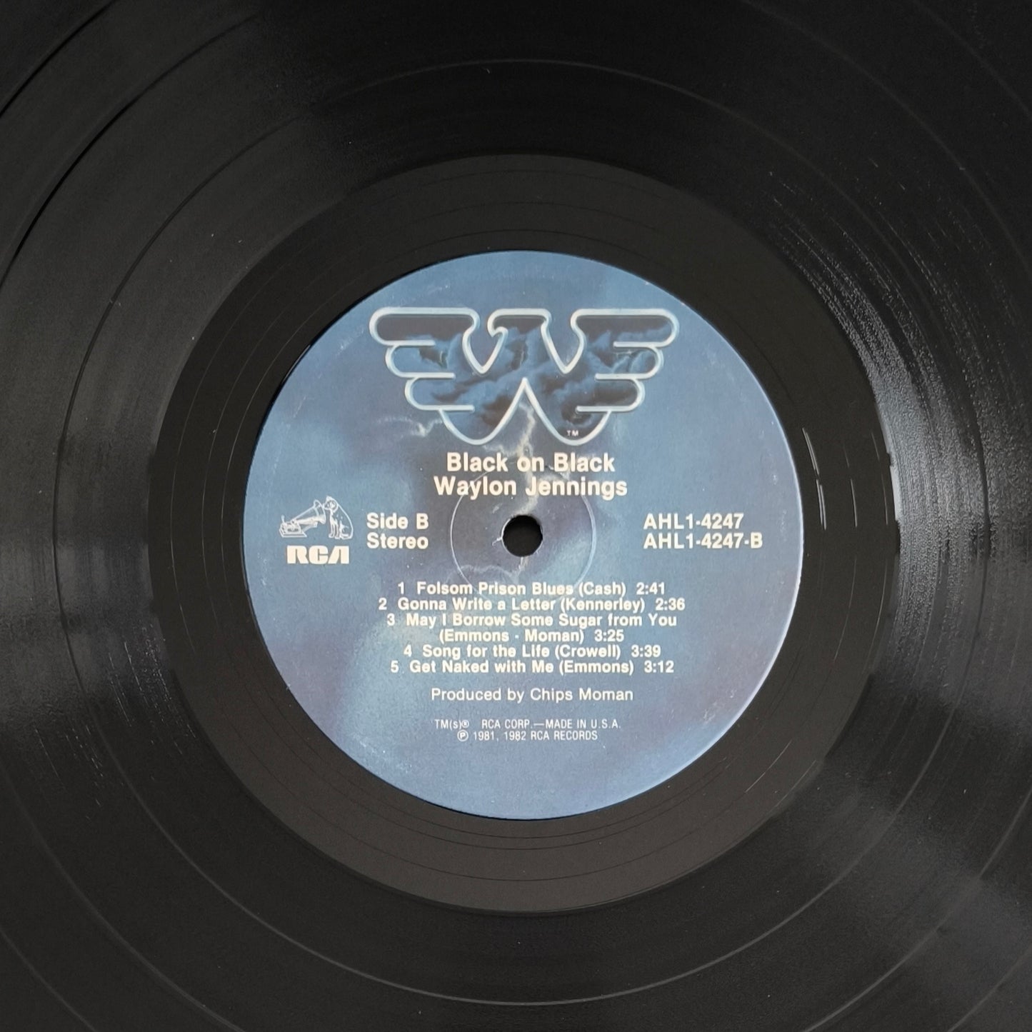 WAYLON JENNINGS - Black On Black