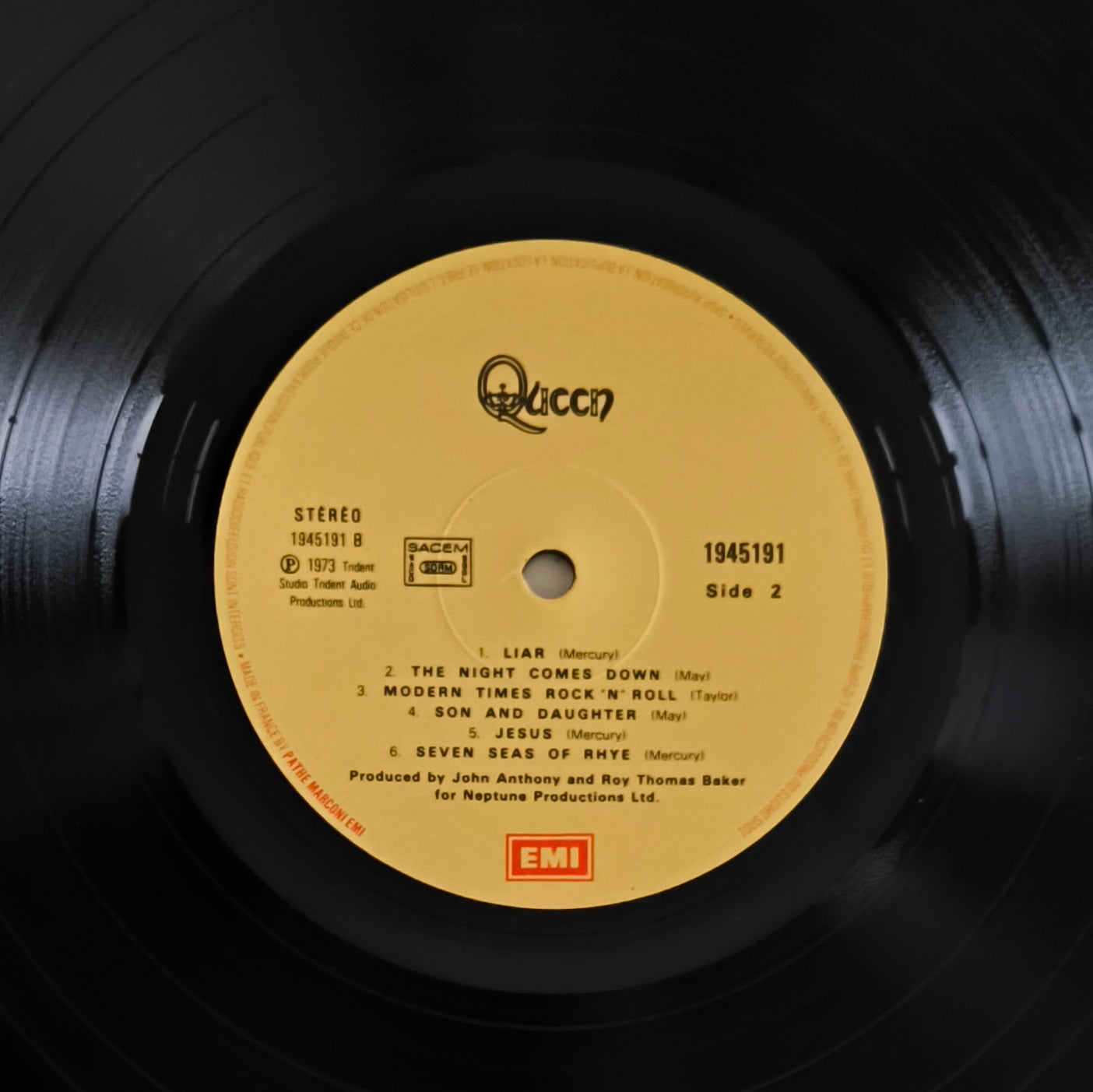 QUEEN - Queen