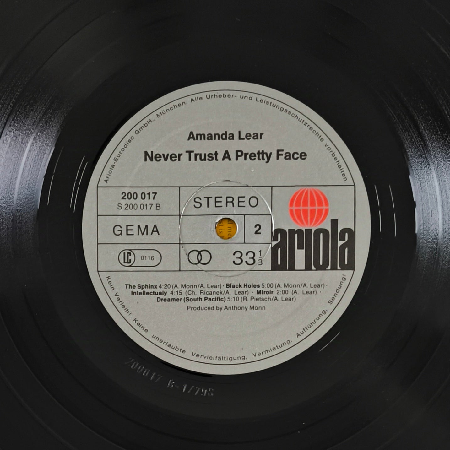 AMANDA LEAR - Never Trust A Pretty Face