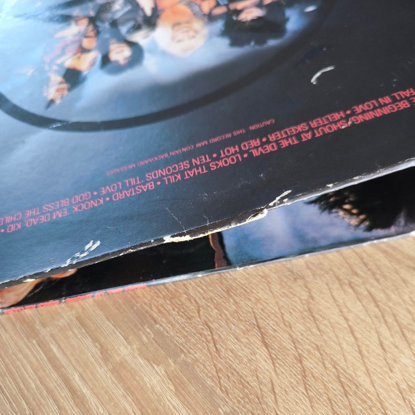 MOTLEY CRUE - Shout At The Devil